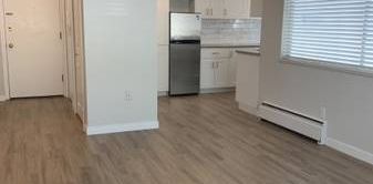 **TOP FLOOR STYLISH SPACIOUS 1 bedroom with BALCONY** - Photo 2