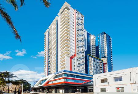 Perfect Location 1 BEDROOM High wise apartment! - Photo 4