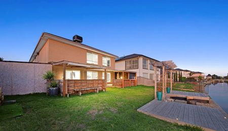 Luxury Living on Waterside - Photo 2