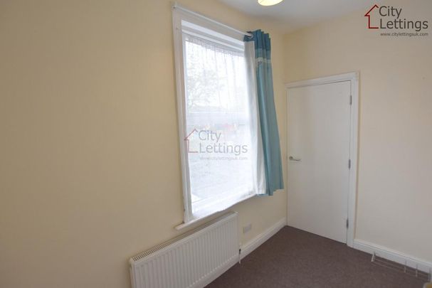 4 bedroom end of terrace house to rent - Photo 1