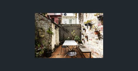 Character-filled Three Level Terrace with Private Courtyard - Photo 3