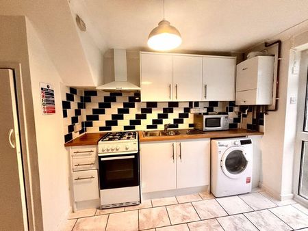 4 bedroom terraced house to rent - Photo 5