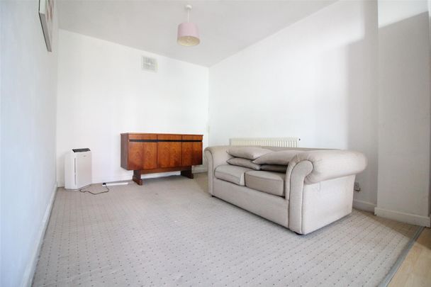 Sutton Square, Hounslow - Photo 1