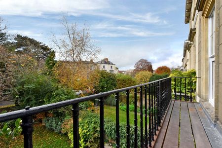 An historic town house in sought after Canynge Square. - Photo 2