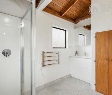 Beautiful 3 Bedroom House in Beach Haven - Photo 4