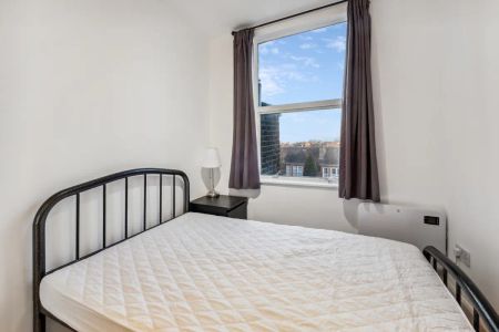 4 bedroom flat in London - Photo 4