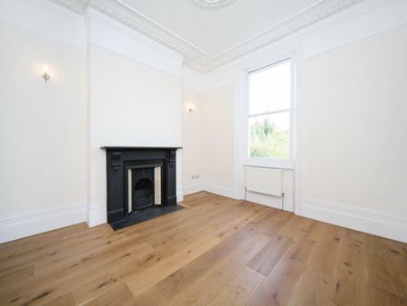 A spacious and recently refurbished 1 double bedroom flat on the raised ground floor of this period conversion conveniently located off the Fulham Road and Putney Bridge underground station. EPC rating C. - Photo 2
