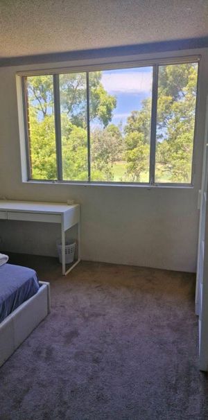 Kensington - Photo 1