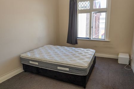 Fully Furnished Room + Unlimited Wi-Fi – Available Now! - Photo 2