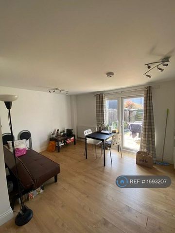 3 bedroom terraced house to rent - Photo 2