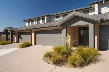 Neat Three Bedroom Townhouse - Photo 3