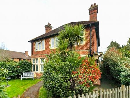 Ship Lane, Farnborough, Hampshire, GU14 - Photo 3