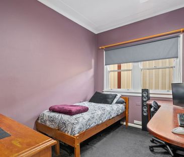 WELL PRESENTED FAMILY HOME IN GREAT LOCATION! - Photo 2