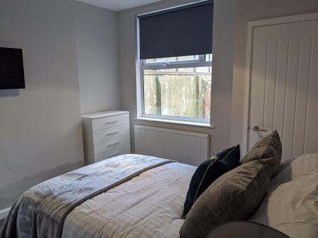 1 bedroom in a house share to rent - Photo 2