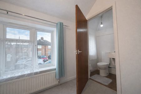 Spearing Road, High Wycombe, Buckinghamshire, HP12 3JR - Photo 2