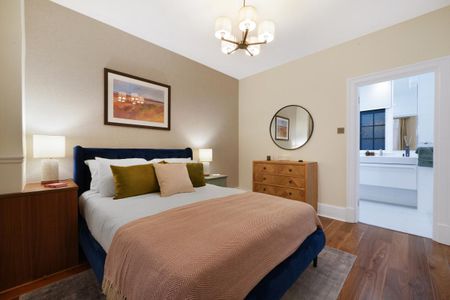 4 bedroom flat in Baker Street - Photo 3