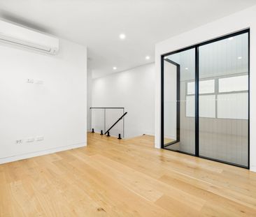 Styled to perfection with timeless finishes - Photo 2