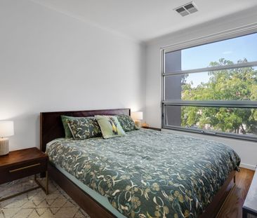 Modern Stylish Two-Storey Residence in Prime Location! - Photo 6