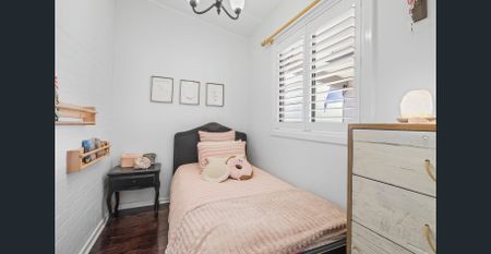 MODERN AND SPAICIOUS THREE BEDROOM HOME IN A PRIME LOCATION ! - Photo 2