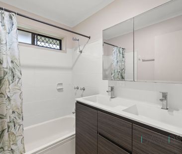 Hidden Gem with Private Yard – Renovated 2-Bedroom Unit (Water Incl... - Photo 6
