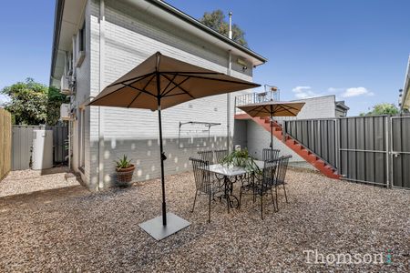Charming & Fully Furnished Apartment with Private Courtyard in the Heart of Carnegie - Photo 5