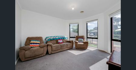 Beautiful 4-Bedroom Family Home for Rent – Space, Comfort & Side Access! - Photo 3