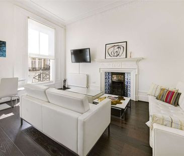 This is a charming 2 bedroom flat on the first floor of a popular period conversion near Gloucester Road. - Photo 1