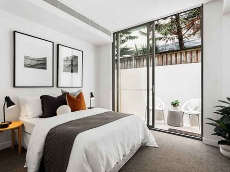 DESIGNER APARTMENT WITH COURTYARD IN SOUGHT-AFTER BONDI LOCATION - Photo 2