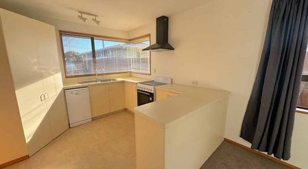 A home neat as a pin with new carpet - Photo 4