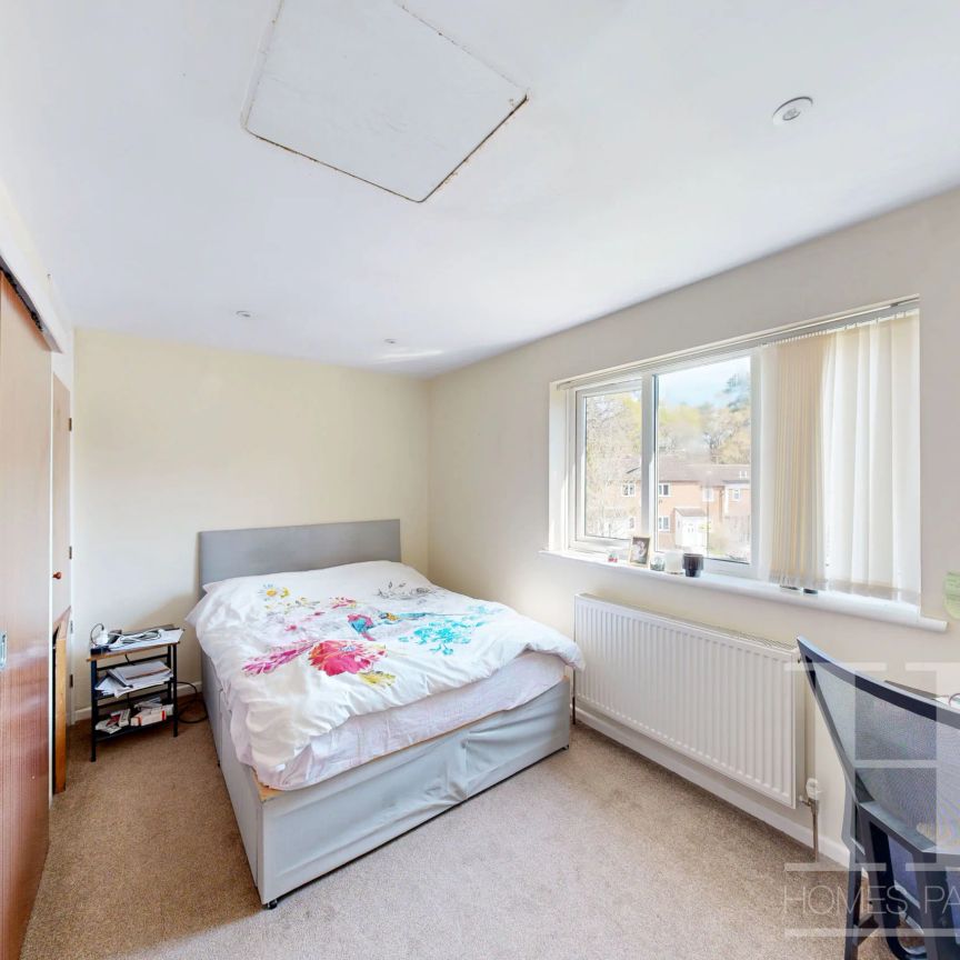 Hedgeside, Crawley, RH11 - Photo 1