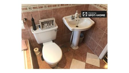 Room for rent in 4-bedroom house in Sandyford, Dublin - Photo 5