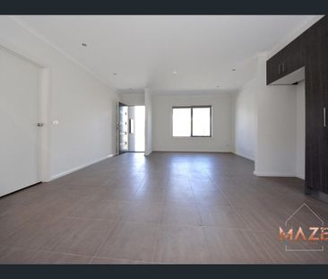 Lifestyle Ease with Shopping & Transport at Your Doorstep! - Photo 1