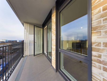 The Broadway, Crawley - Photo 5