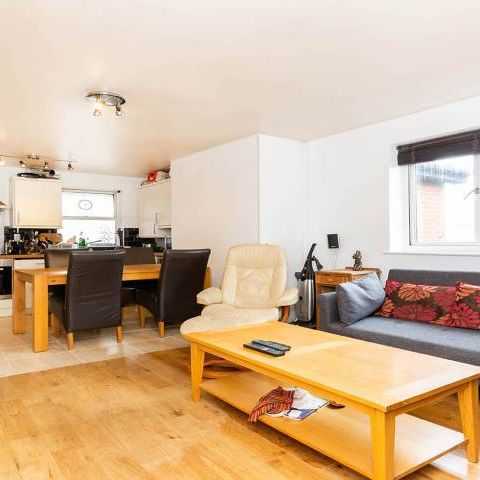 3 Bedroom, 1 bath, 1 reception Flat - Photo 1