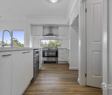 BEAUTIFULLY APPOINTED FOUR-BEDROOM FAMILY HOME WITH TWO LIVING AREAS - Photo 4