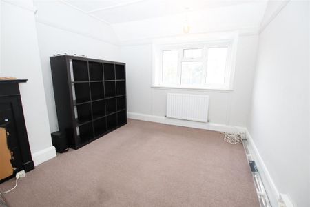 3 bedroom flat to rent - Photo 3