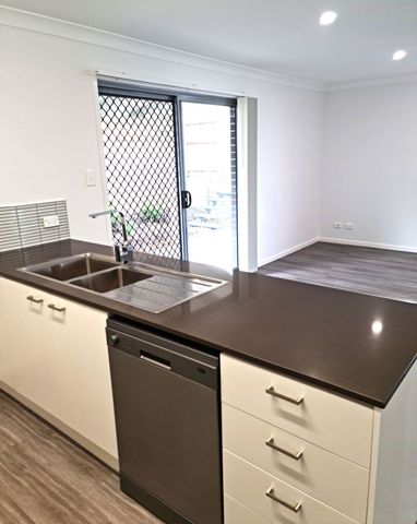 4 BEDROOM- 3 BATHROOM TOWNHOUSE FULLY DUCTED AIRCON - Photo 3