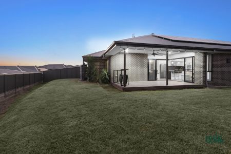10 Medlar Circuit, Gillieston Heights NSW 2321 - House For Rent | Domain - Photo 5
