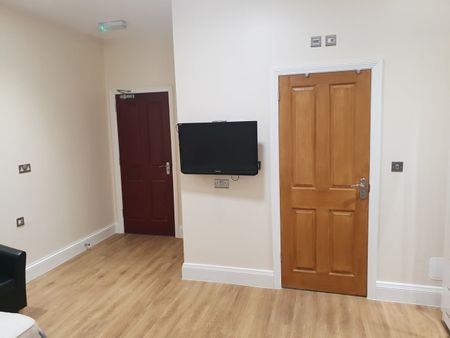 Studio Flat, Raglan Road, B5 - Photo 4