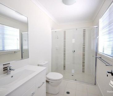 Spacious Modern Townhouse - Photo 6