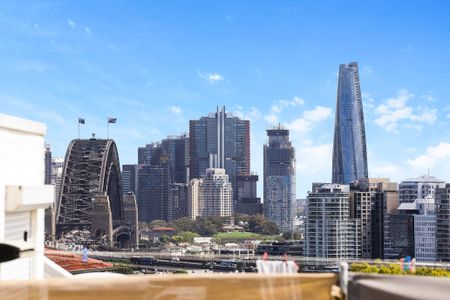 Light Filled & Airy Two Bedroom Apartment - Photo 5