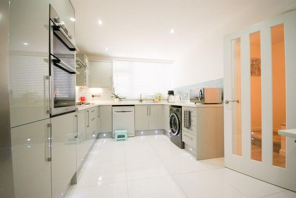 2 bedroom end of terrace house to rent - Photo 1
