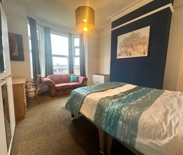 Gorgeous Edwardian house set on the summit of a hill, with commandi... - Photo 5