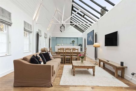 A very spacious two bedroom coach house, tucked away on one of Clapham's most premier roads. - Photo 3