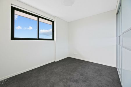 Spacious top level apartment - 173m2 - short walk to shops and station - Photo 2