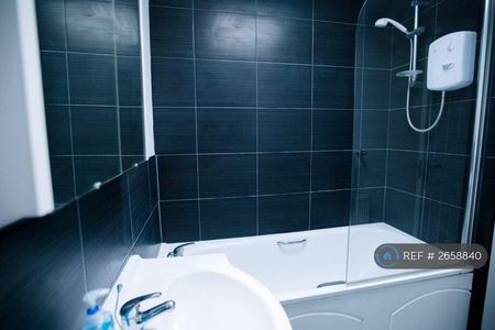 1 bedroom in a house share to rent - Photo 5