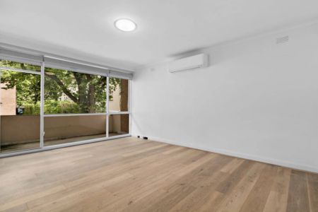 Elegant Living in the Heart of Toorak - Style, Space & Unmatched Location - Photo 5