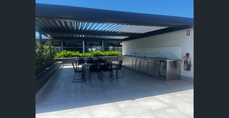 1Bedroom1Bathroom Modern and Stylish Rental Property in Greenslopes, Australia: Your Perfect Contemporary Living Space - Photo 2