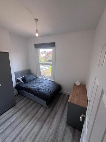 4 bedroom semi-detached house to rent - Photo 5