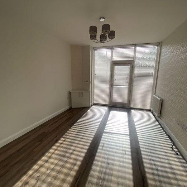 2 bedroom mews to rent - Photo 1